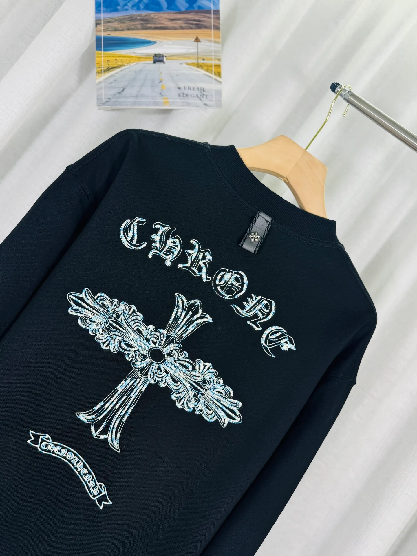 P240 top version, real shot without P, ​​different from market currency) 𝗖𝗵𝗿𝗼𝗺𝗲 𝗛𝗲𝗮𝗿𝘁𝘀/Cro Heart 2025 washed patch embroidery autumn and winter new original single counter American laser burnt 3D three-dimensional color embroidered couple casual sweatshirt 👑The highest version! Customized fabric 430g tripe terry fabric! American acid-washed and distressed original fabric laser burnt ✟appliqué embroidery and exquisite embroidery of letters! The best-selling model in the counter, very comfortable to wear. Accessories: original molded and authenticated collar label➕100% silk wash label. Genuine purchase-grade original hangtag➕matching hanging rope➕3D hanging beads➕original packaging bag. Craftsmanship: The original version has consistent wiring! The highest version of the armhole matching technique! Color: Gray Black Size: S M L XL Style No.: 9302